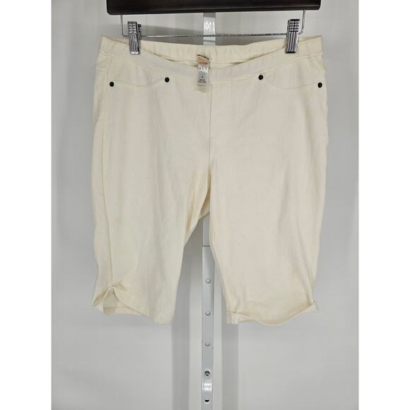 Hue Womens Sz M Bermuda Length Pull On Shorts Cream Color - Picture 1 of 3